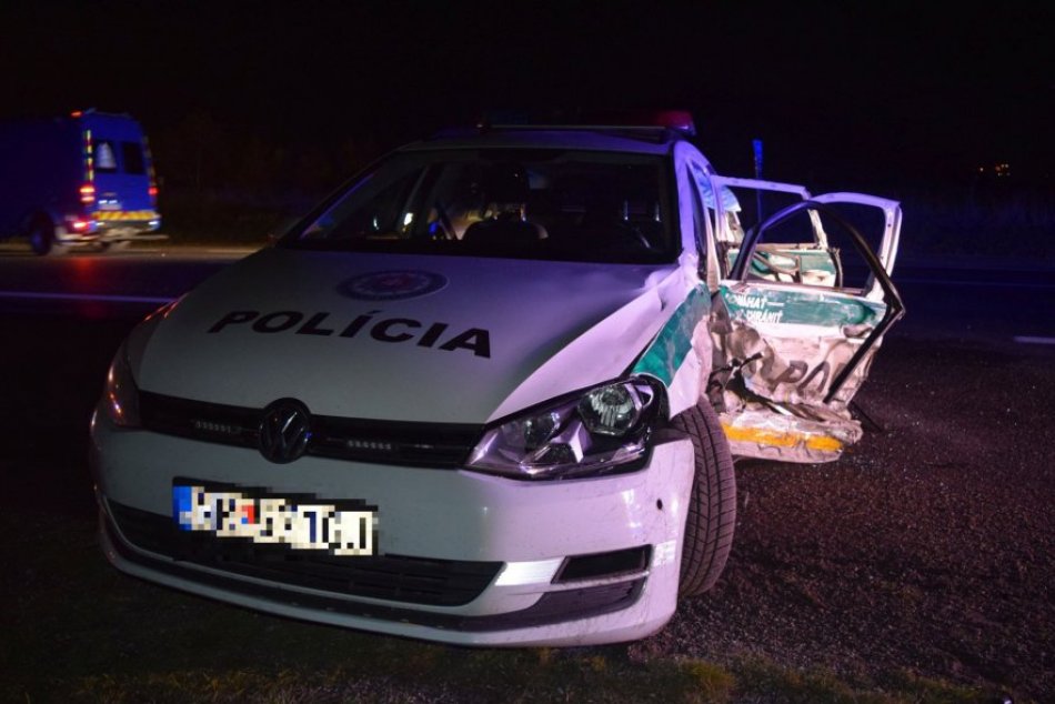 Policajtom skrížilo cestu auto v protismere