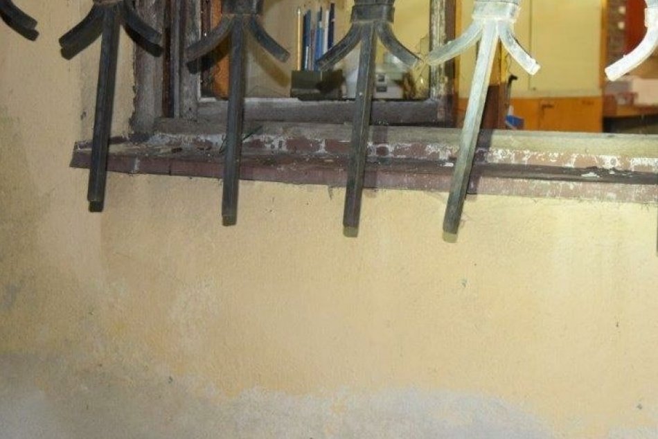 V OBRAZOCH: Policajti v Bystrici zadržali muža priamo pri čine