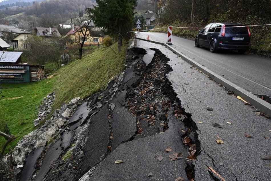OBRAZOM: Do Čavoja vedie obchádzka, rekonštrukciu odtrhnutej cesty pripravujú