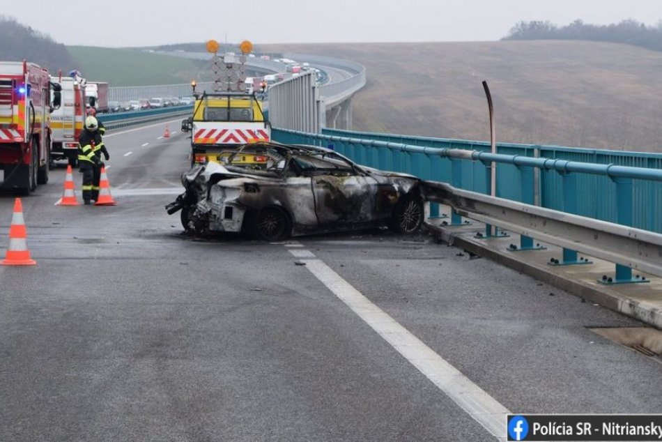 Auto skončilo po nehode na R1 v plameňoch