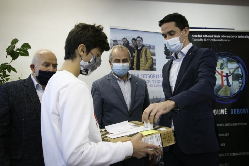V OBRAZOCH: Kraj už distribuuje darované počítače stredoškolákom