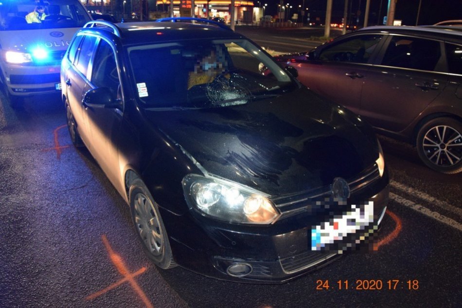 V OBRAZOCH: V Bystrici skončil chodec pod kolesami auta