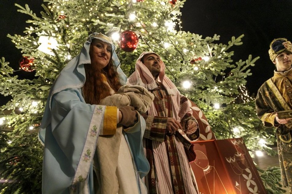 Na Hlavnom námestí v Bratislave rozsvietili vianočný stromček