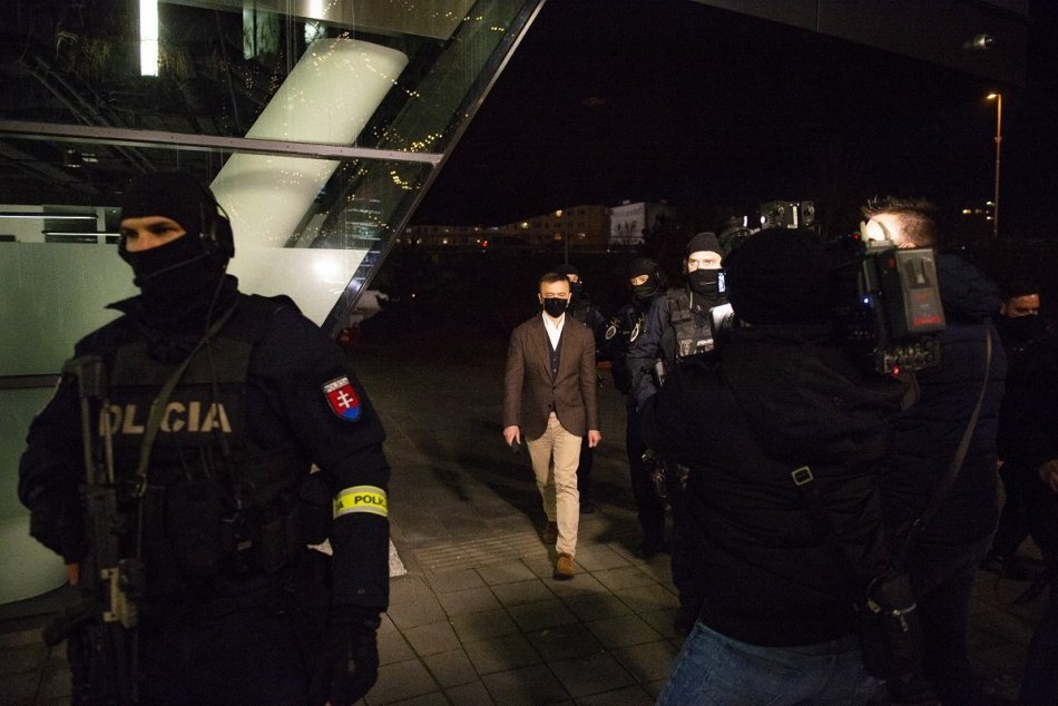 Zásah NAKA v sídle Penty: Haščáka zadržali a obvinili, FOTO z miesta