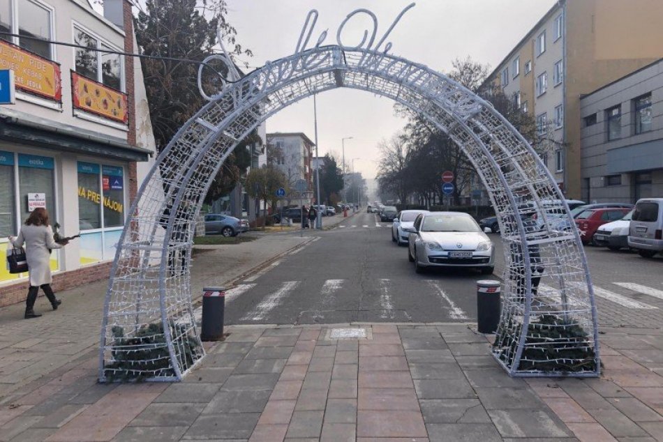 V uliciach Šale pribudla vianočná výzdoba