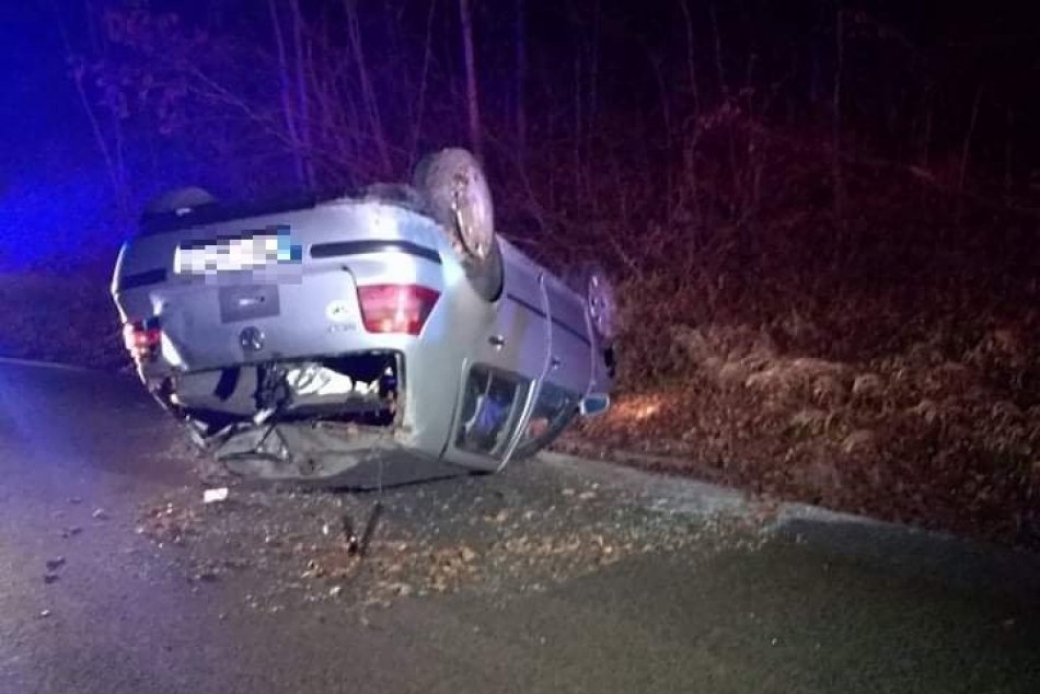 Auto pri Bystrici skončilo na streche