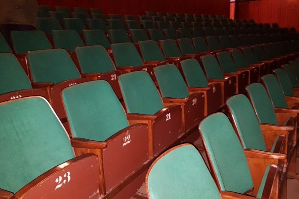 Mesto Šaľa predáva staré sedačky z kina