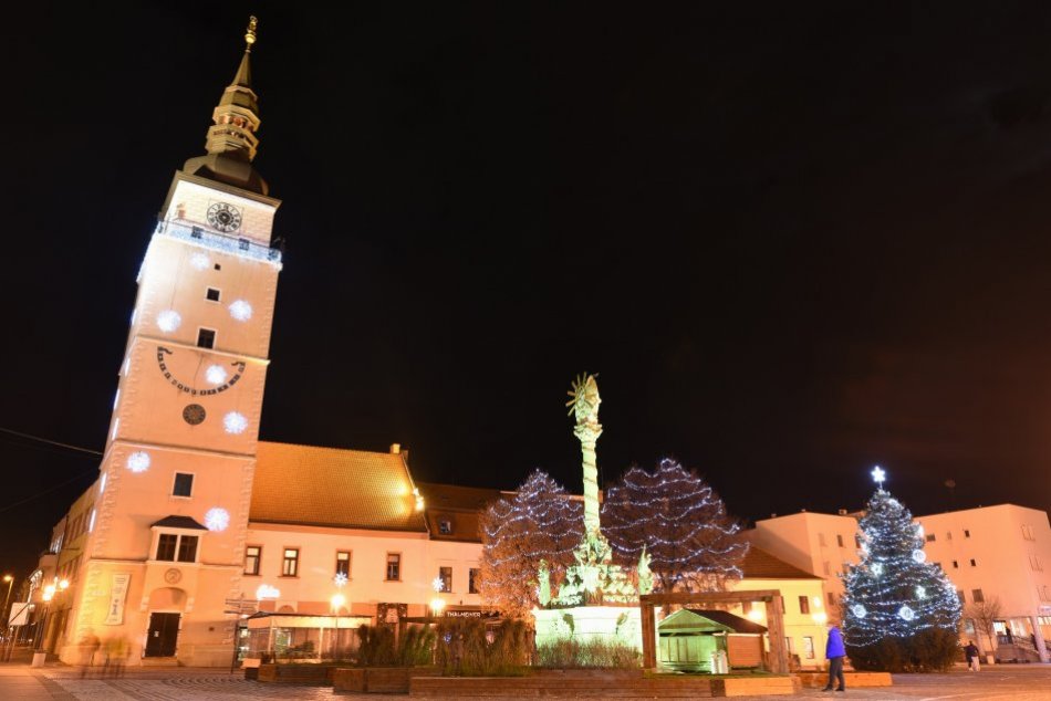 Trnava je už vyzdobená vianočnými svetielkami