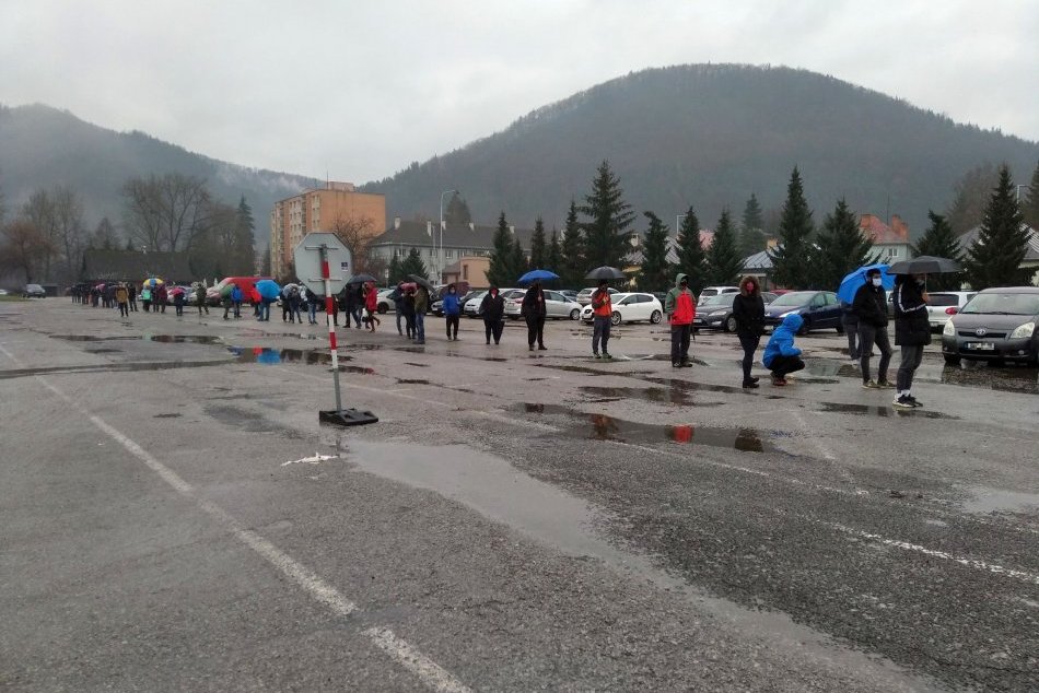 V OBRAZOCH: Takýto dlhý rad vytvorili v Bystrici ľudia čakajúci na otestovanie
