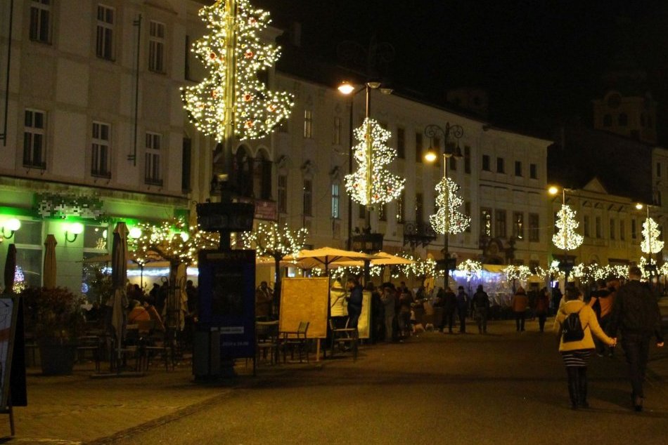 V OBRAZOCH: Takto vyzerá pandémia? Ľudia v centre Bystrice popíjajú na kope