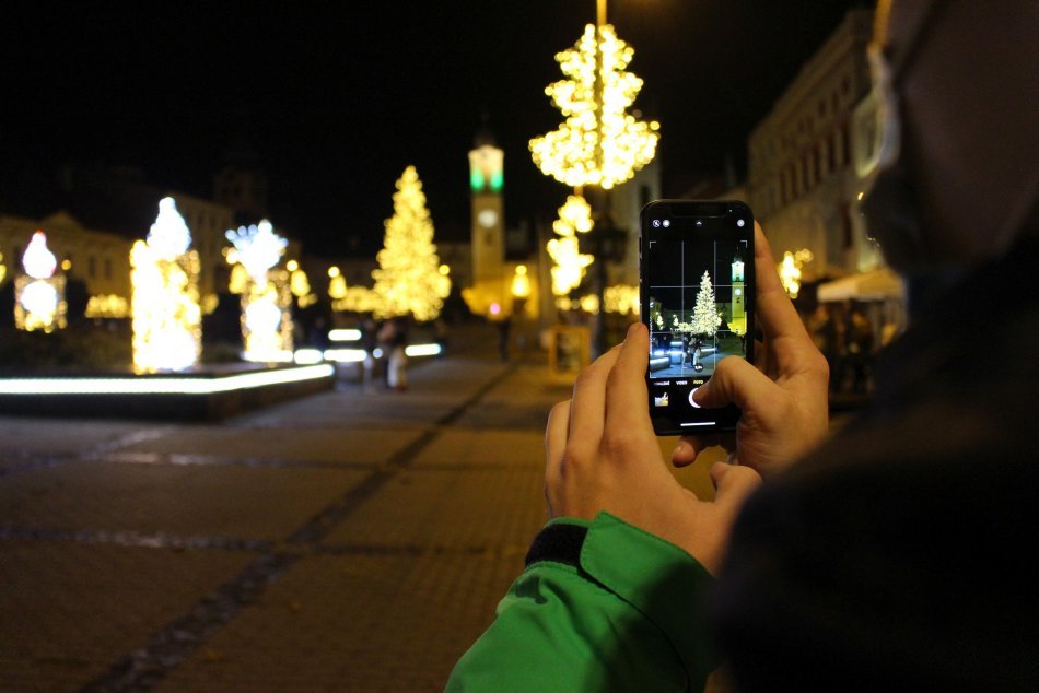 V OBRAZOCH: Vianočná výzdoba v centre Bystrice poteší aj v čase pandémie
