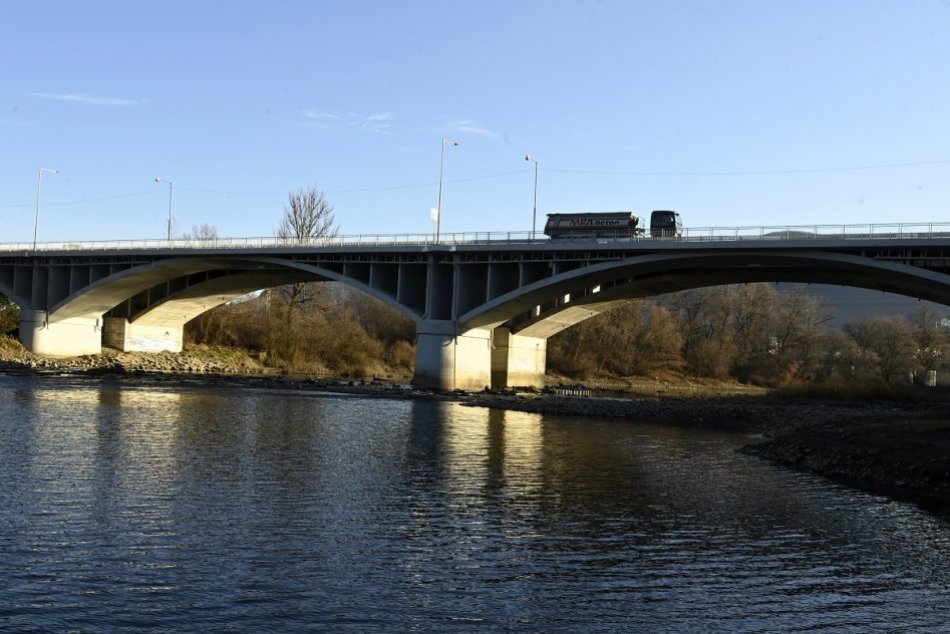 OBRAZOM: S meškaním a predražením otvorili zrekonštruovaný Orlovský most