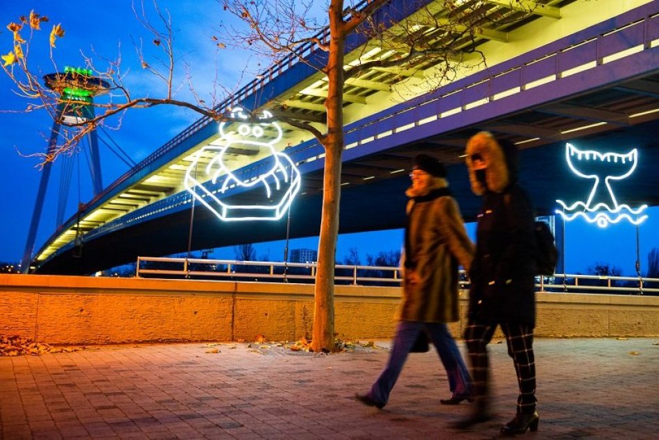 Dunajské nábrežie v Bratislave sa rozžiarilo umením v rámci akcie Biela noc