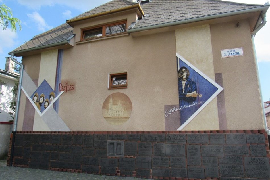 Obrazom: Spomienková ulička Johna Lennona v Bardejove