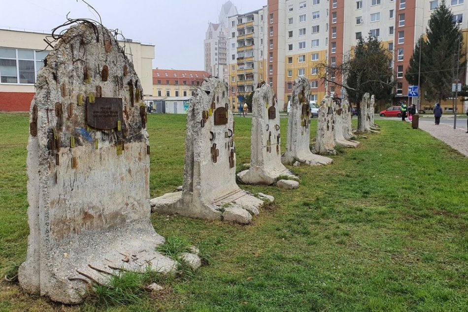 V OBRAZOCH: Pri historickej synagóge pribudol Lučenecký dekalóg