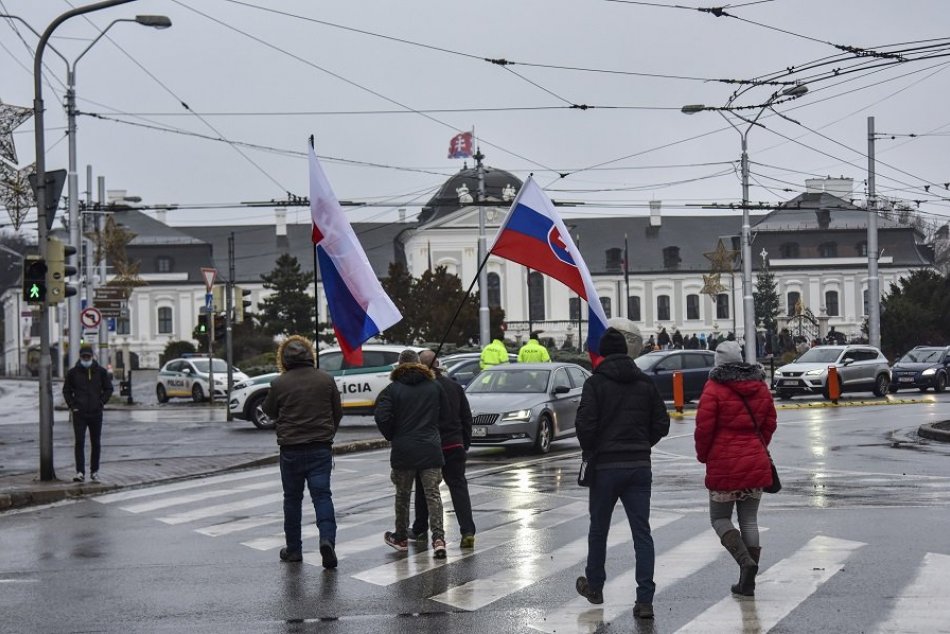 FOTO: Protest pred Prezidentským palácom