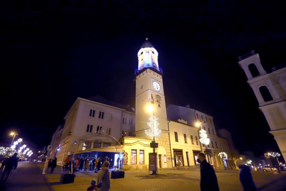 V OBRAZOCH: Vianočná výzdoba v centre Bystrice 2020
