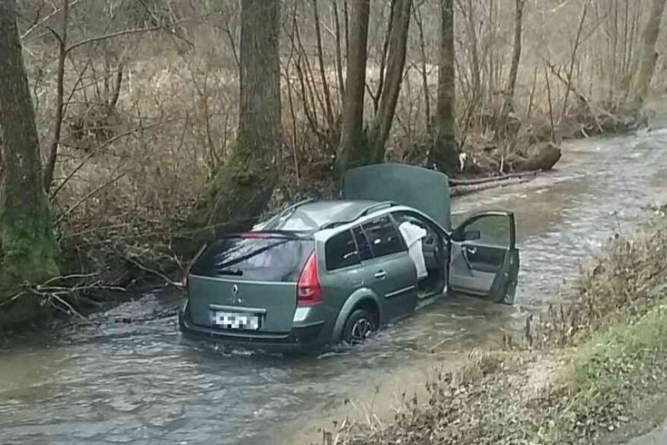 OBRAZOM: Pri Prečíne skončilo auto v Domanižanke