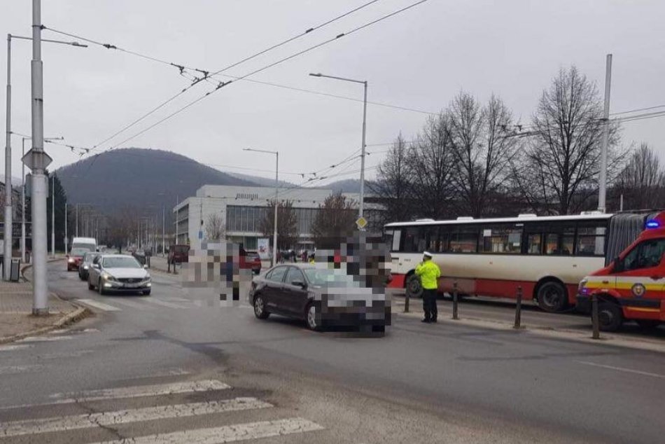 V OBRAZOCH: Auto zrazilo 3 chodcov priamo na bystrickom priechode
