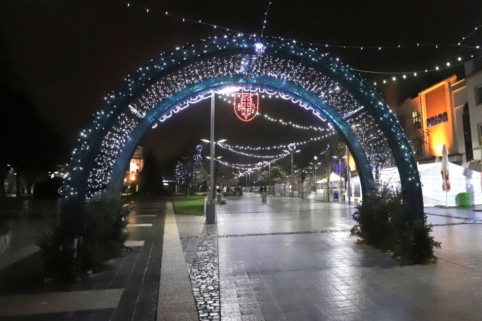 V OBRAZOCH: Vianočná výzdoba vo Zvolene žiari aj v čase lockdownu