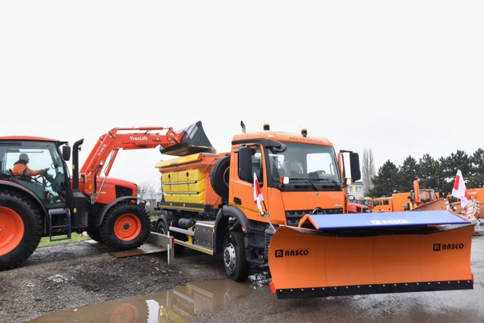 FOTO: Trnavská župa prevzala nové sypače na údržbu ciest