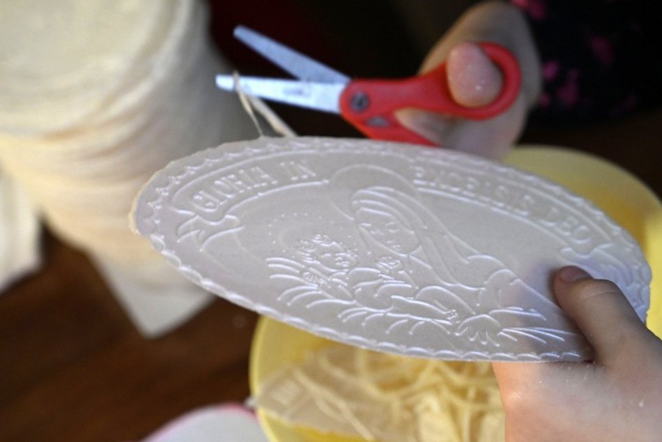 Ľudmila Roková pečie vianočné oblátky