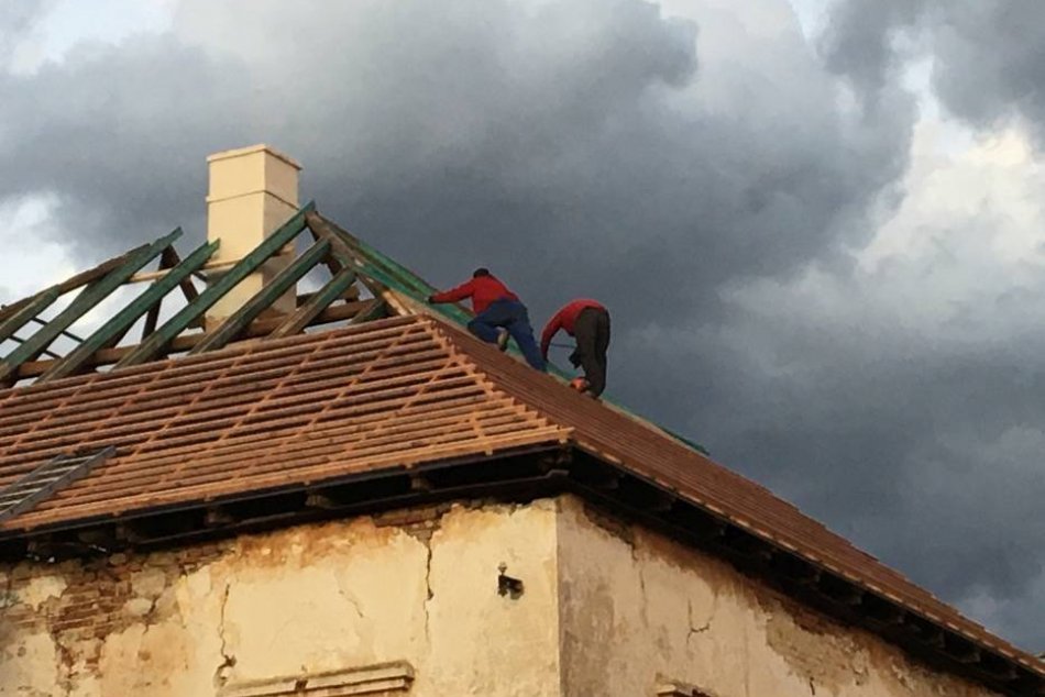 OBRAZOM: Chátrajúci kaštieľ vo Vysočanoch sa dočkal obnovy