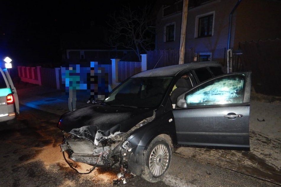 V OBRAZOCH: V Polomke havaroval opitý mladík