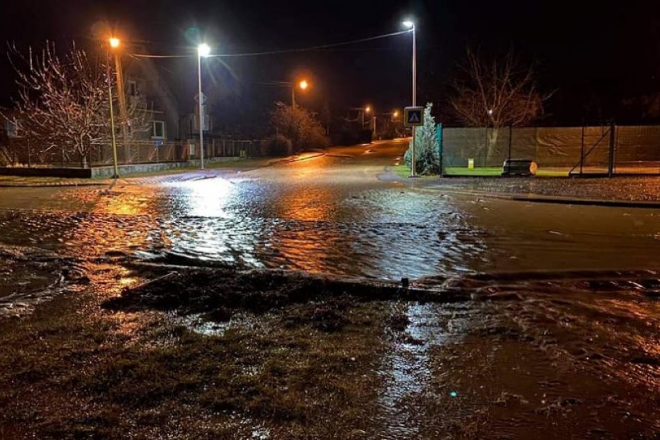 OBRAZOM: Viaceré cesty v Lehote pod Vtáčnikom zaliala voda