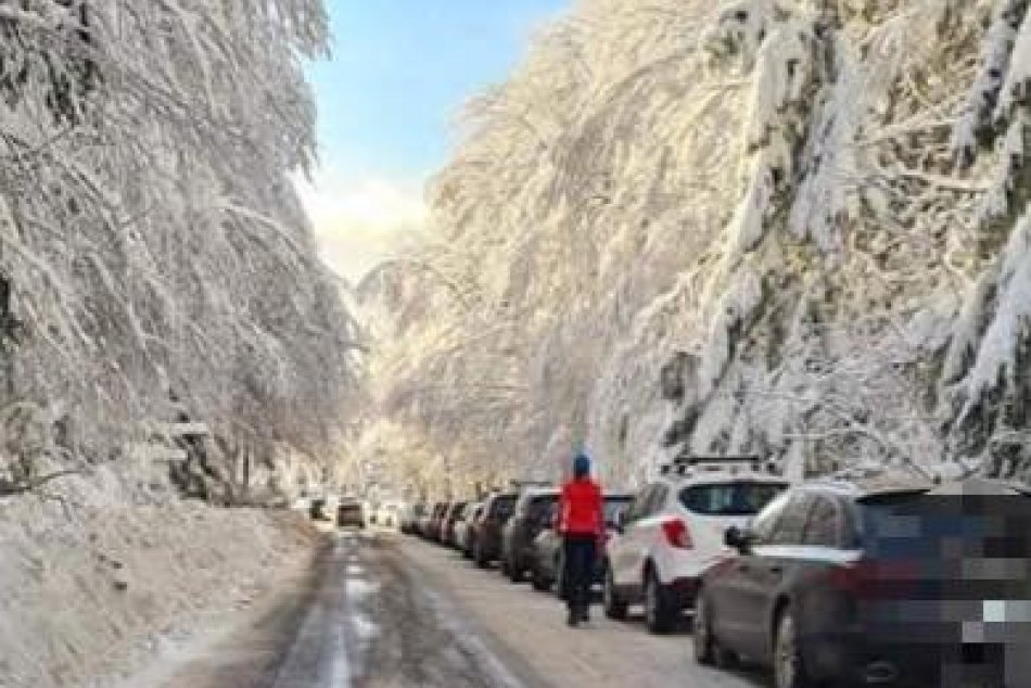 FOTO: Polícia pre enormný nápor návštevníkov uzatvára cestu na Skalku