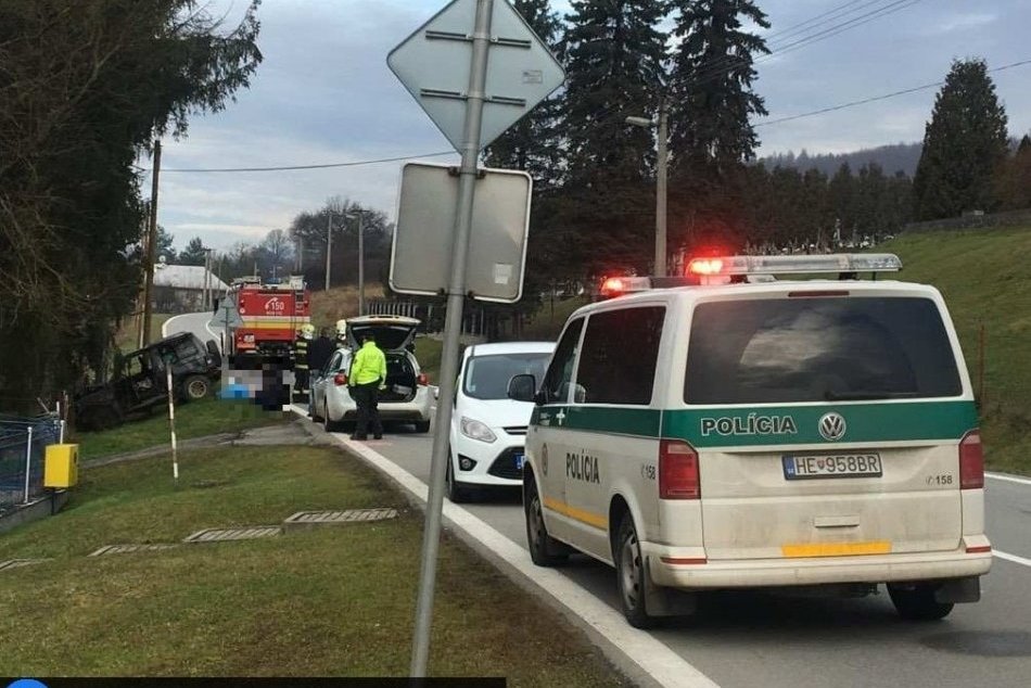 V OBRAZOCH: Vodič náraz do stromu v okrese Humenné neprežil