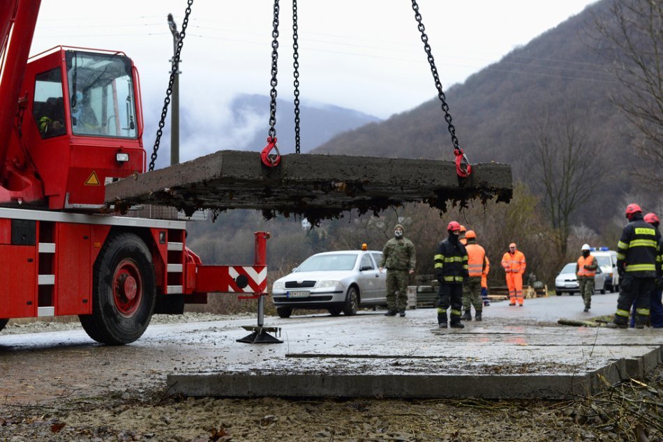 Prípravy na provizórny most cez Hornád