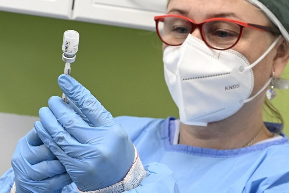 OBRAZOM: Prvé očkovanie proti ochoreniu COVID-19 v nemocnici v Bojniciach