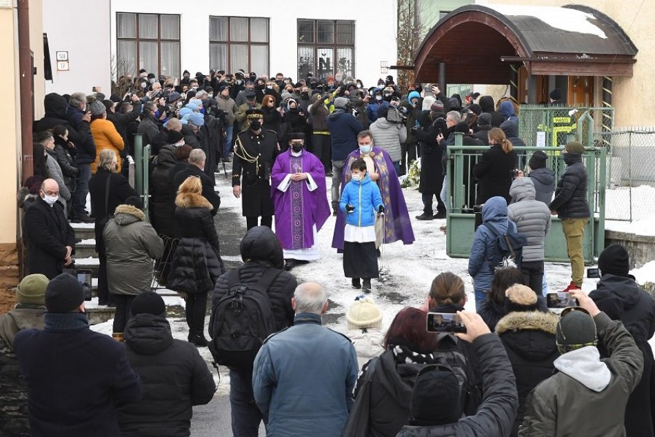 V OBRAZOCH: Takto sa v rodnej obci rozlúčili najbližší s generálom Lučanským.