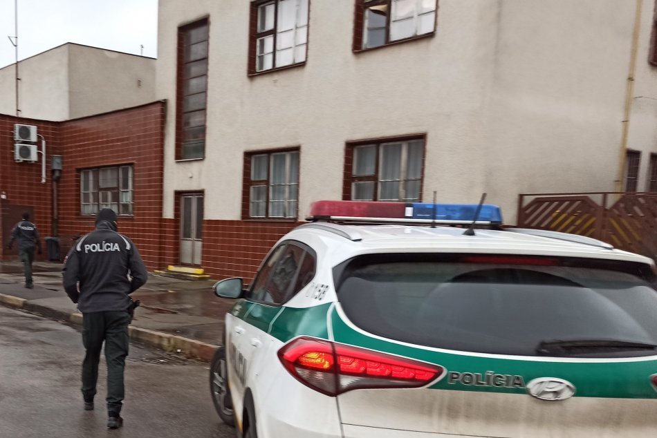 FOTO: Policajti dohliadali na dodržiavanie opatrení na trenčianskej stanici