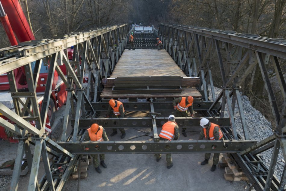 Montáž provizórneho mosta v Kysaku
