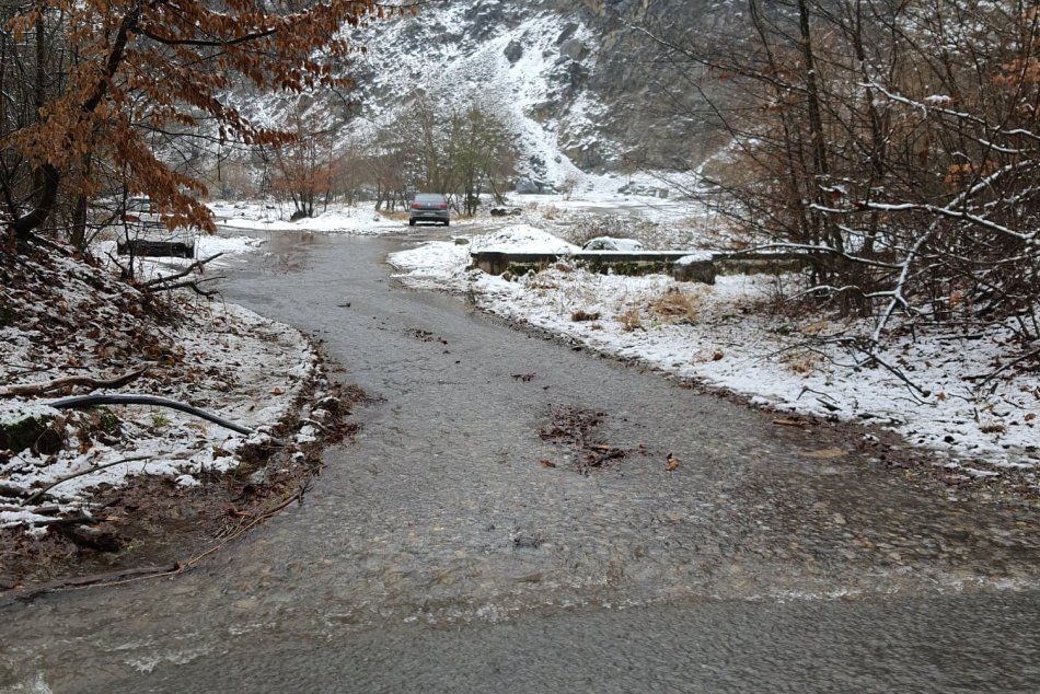 Zatopená cesta v Medených Hámroch