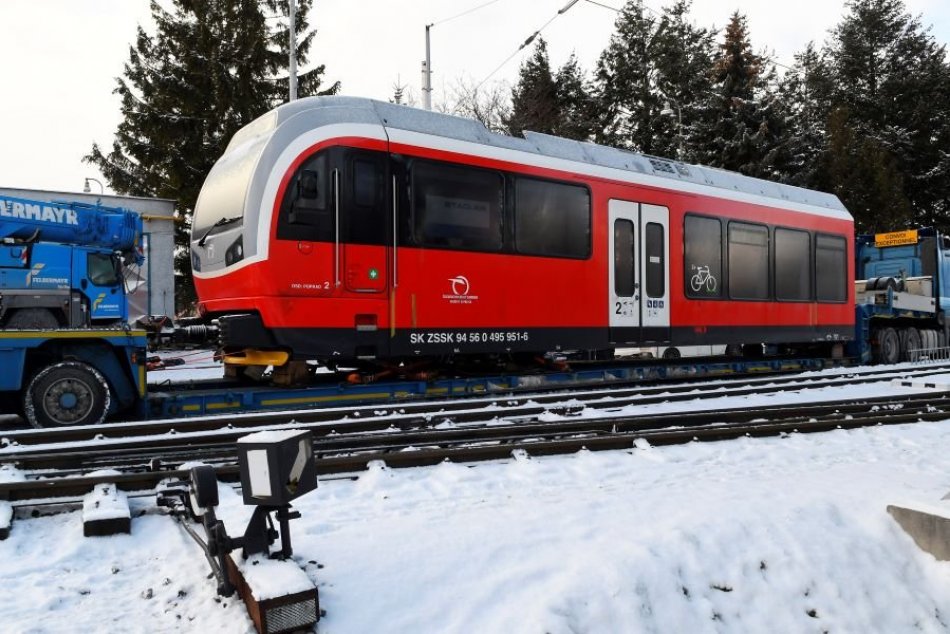 Prvé zábery: Do Popradu doviezli novú zubačku