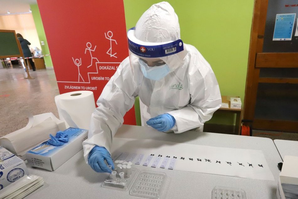 V OBRAZOCH: Komunitné testovanie pre zamestnancov v Banskej Bystrici