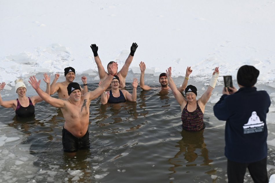 OBRAZOM: Otužilci vysekali ľad a ponorili sa do jazera v Trenčíne