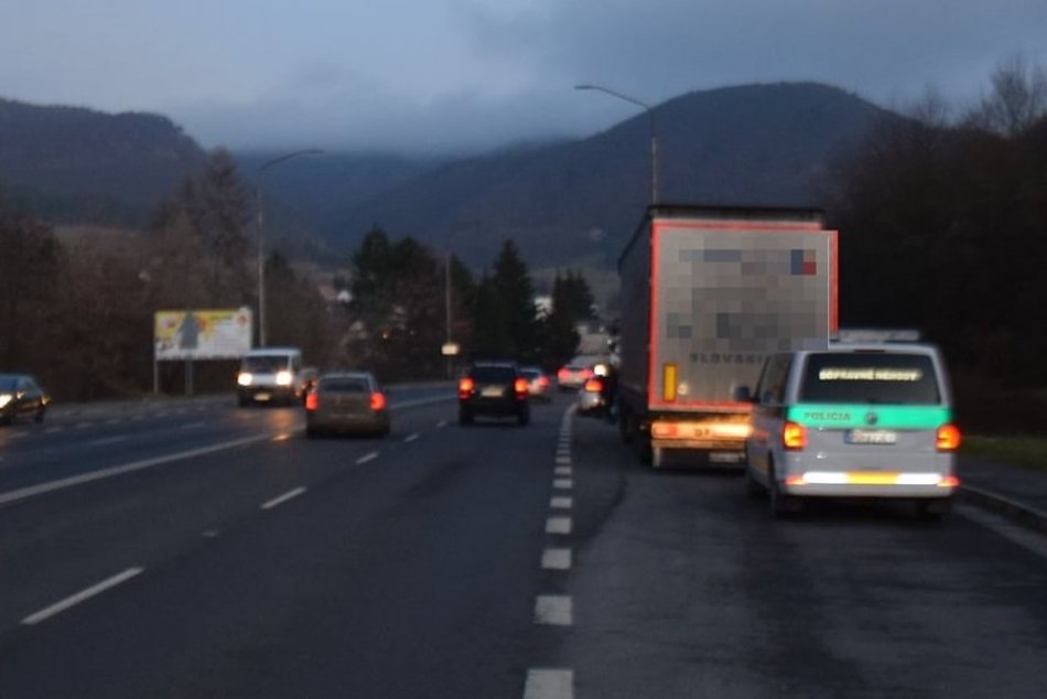 FOTO: Polícia hľadá svedkov dopravnej nehody medzi Jalovcom a Ráztočnom