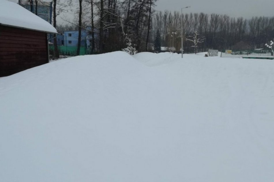 V OBRAZOCH: Bežkársky okruh na bystrickom kúpalisku je zasnežený