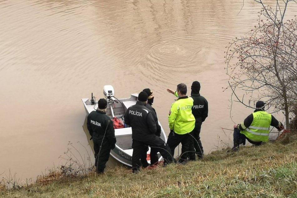 Z derivačného kanála vytiahli osobné auto s mŕtvym mužom
