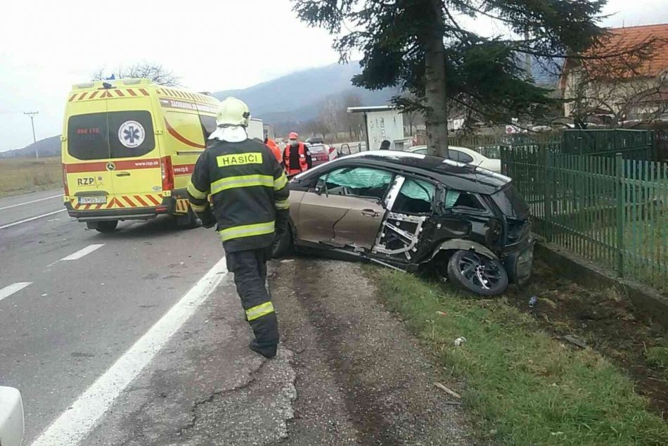 OBRAZOM: Nehodu pri Nitrianskych Sučanoch neprežila jedna osoba