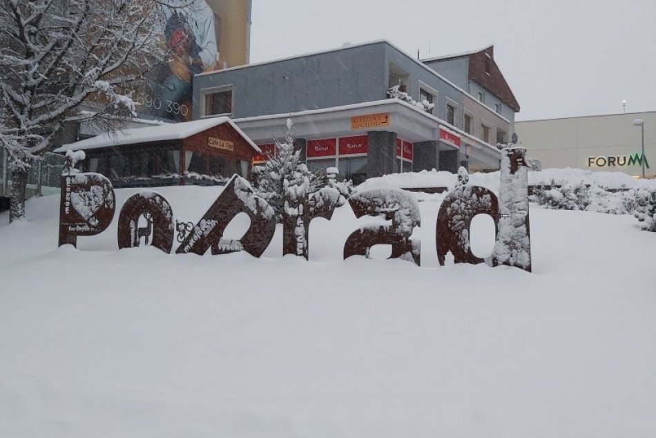 Poprad sa prebudil do zasneženého rána: Poriadna snehová nádielka