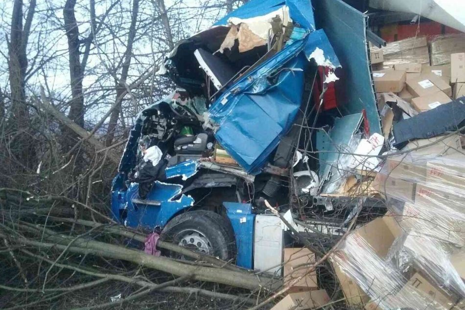V OBRAZOCH: Zábery nehody kamiónov a auta v Dobrej Nive