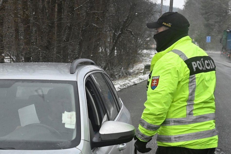 OBRAZOM: Kontrola negativity testov na COVID-19 na hraničnom priechode Drietoma