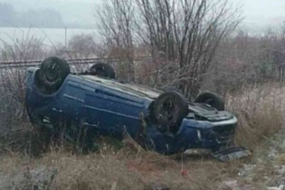OBRAZOM: Dopravná nehoda pri obci Nedožery-Brezany, auto sa prevrátilo na strech