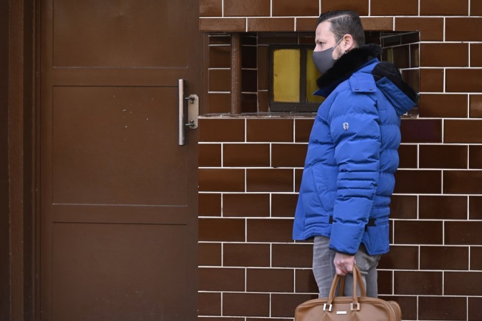 FOTO: Obhajca prišiel navštíviť Jankovskú do väzenskej nemocnice v Trenčíne