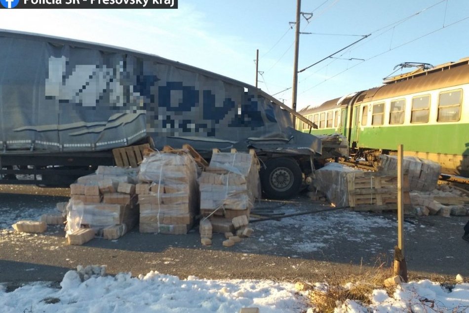 Obrazom: Nehoda nákladiaka a vlaku na železničnom priecestí v Prešove